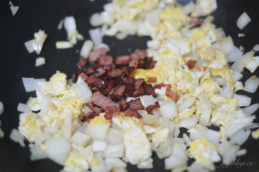 泰式鳳梨蝦仁炒飯做法｜整顆鳳梨上桌就是儀式感，泰式「鳳梨蝦仁炒飯食譜」其實不難 @飛天璇的口袋