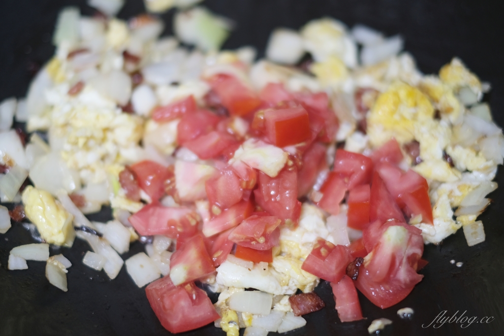 泰式鳳梨蝦仁炒飯做法｜整顆鳳梨上桌就是儀式感，泰式「鳳梨蝦仁炒飯食譜」其實不難 @飛天璇的口袋