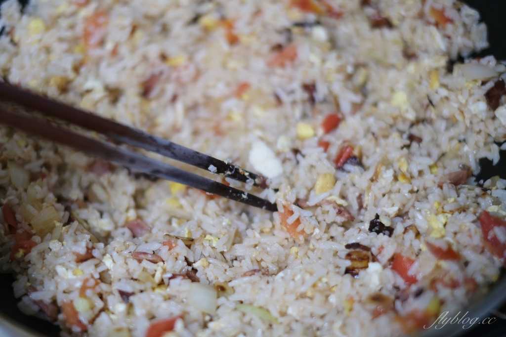 泰式鳳梨蝦仁炒飯做法｜整顆鳳梨上桌就是儀式感，泰式「鳳梨蝦仁炒飯食譜」其實不難 @飛天璇的口袋