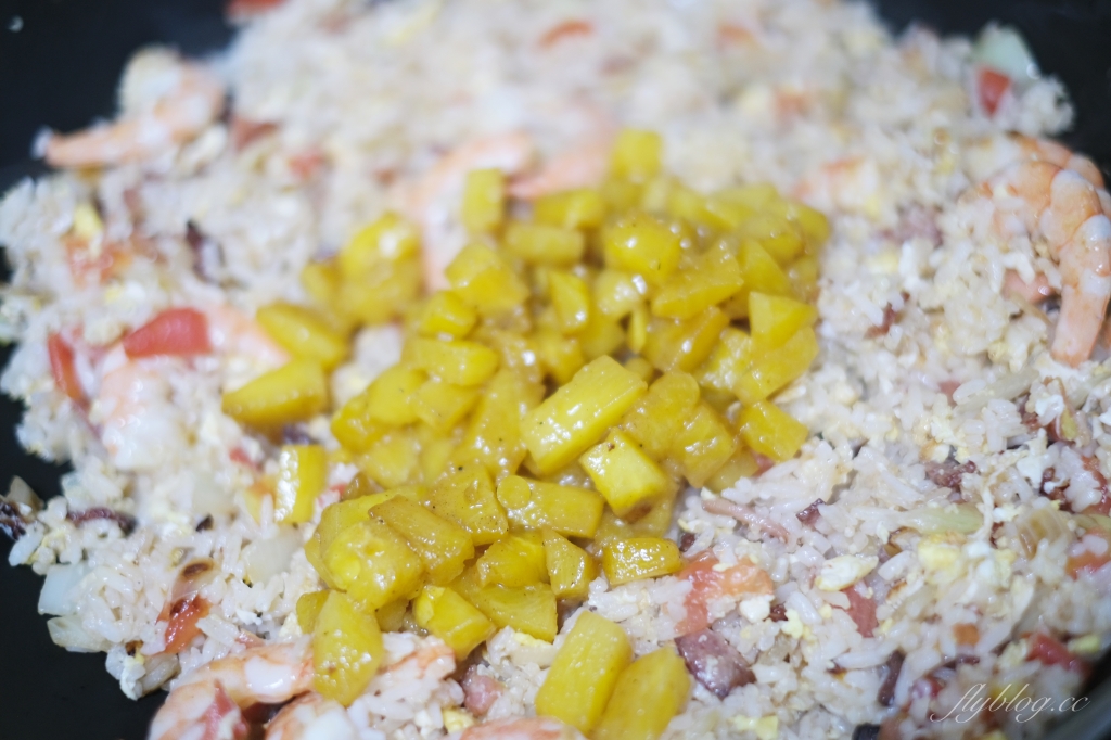 泰式鳳梨蝦仁炒飯做法｜整顆鳳梨上桌就是儀式感，泰式「鳳梨蝦仁炒飯食譜」其實不難 @飛天璇的口袋