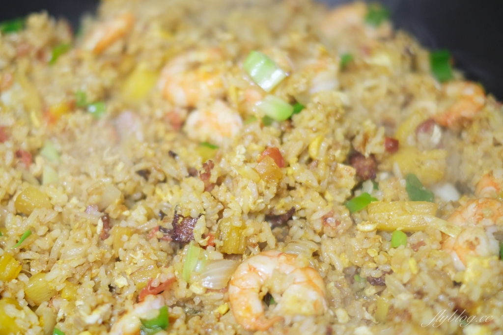 泰式鳳梨蝦仁炒飯做法｜整顆鳳梨上桌就是儀式感，泰式「鳳梨蝦仁炒飯食譜」其實不難 @飛天璇的口袋