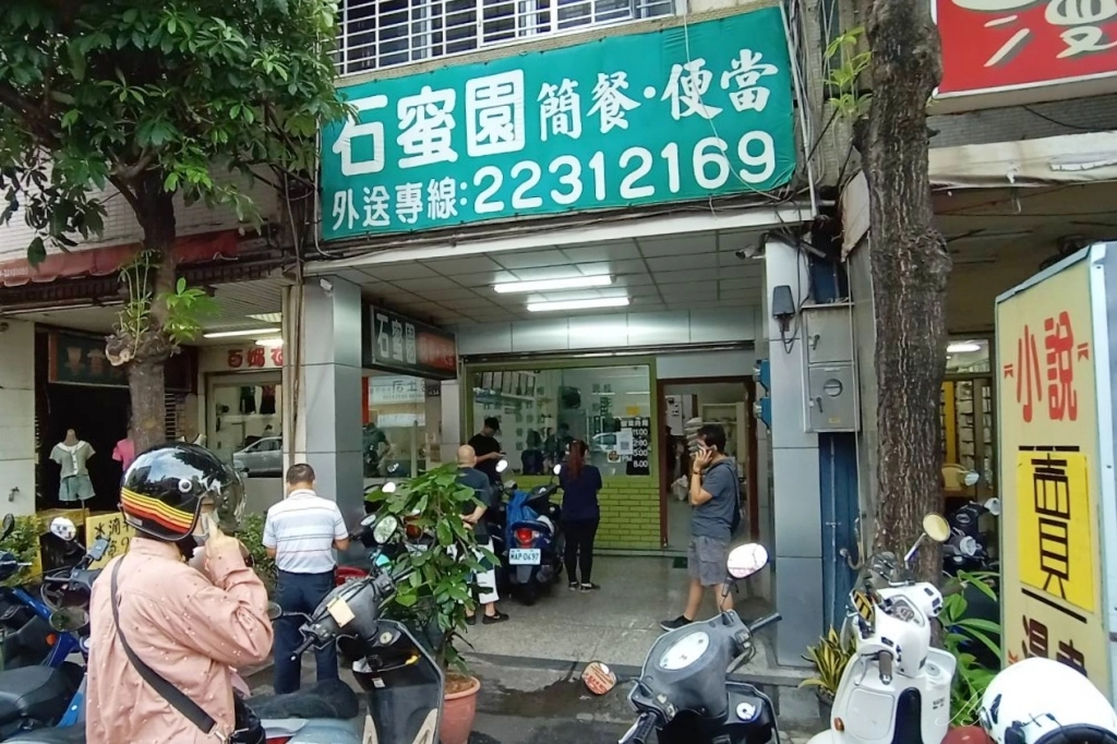 台中北區｜石蜜園．網友推薦排骨便當店，白飯讓我覺得好好吃 @飛天璇的口袋