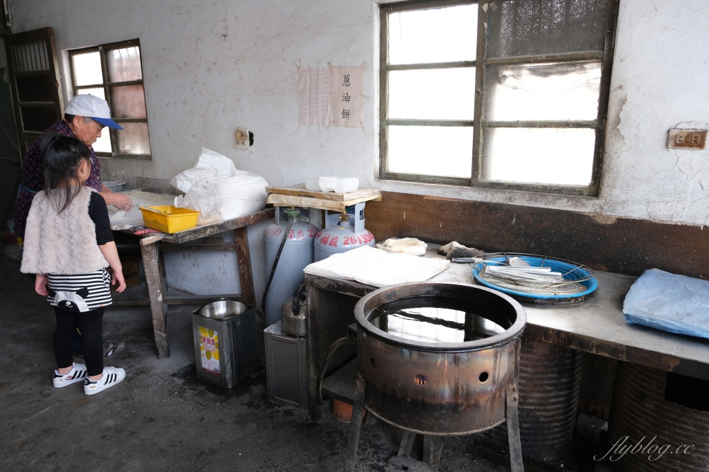 台中后里｜山東蔥油餅．位於低調的民宅內，在地人才知道的韭菜盒子蔥油餅 @飛天璇的口袋