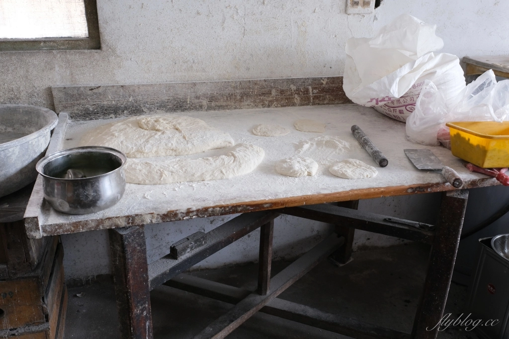 台中后里｜山東蔥油餅．位於低調的民宅內，在地人才知道的韭菜盒子蔥油餅 @飛天璇的口袋