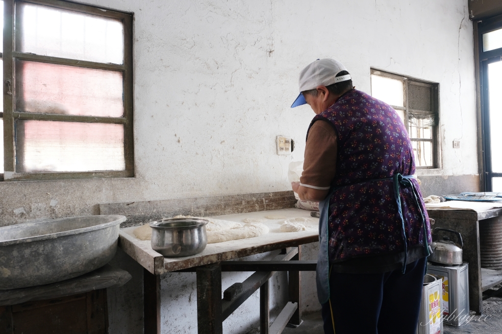 台中后里｜山東蔥油餅．位於低調的民宅內，在地人才知道的韭菜盒子蔥油餅 @飛天璇的口袋