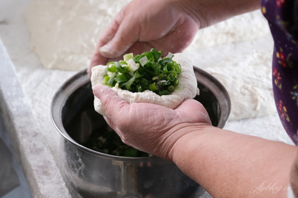 台中后里｜山東蔥油餅．位於低調的民宅內，在地人才知道的韭菜盒子蔥油餅 @飛天璇的口袋