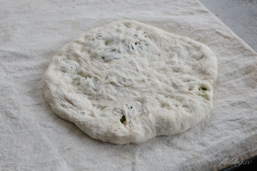 台中后里｜山東蔥油餅．位於低調的民宅內，在地人才知道的韭菜盒子蔥油餅 @飛天璇的口袋