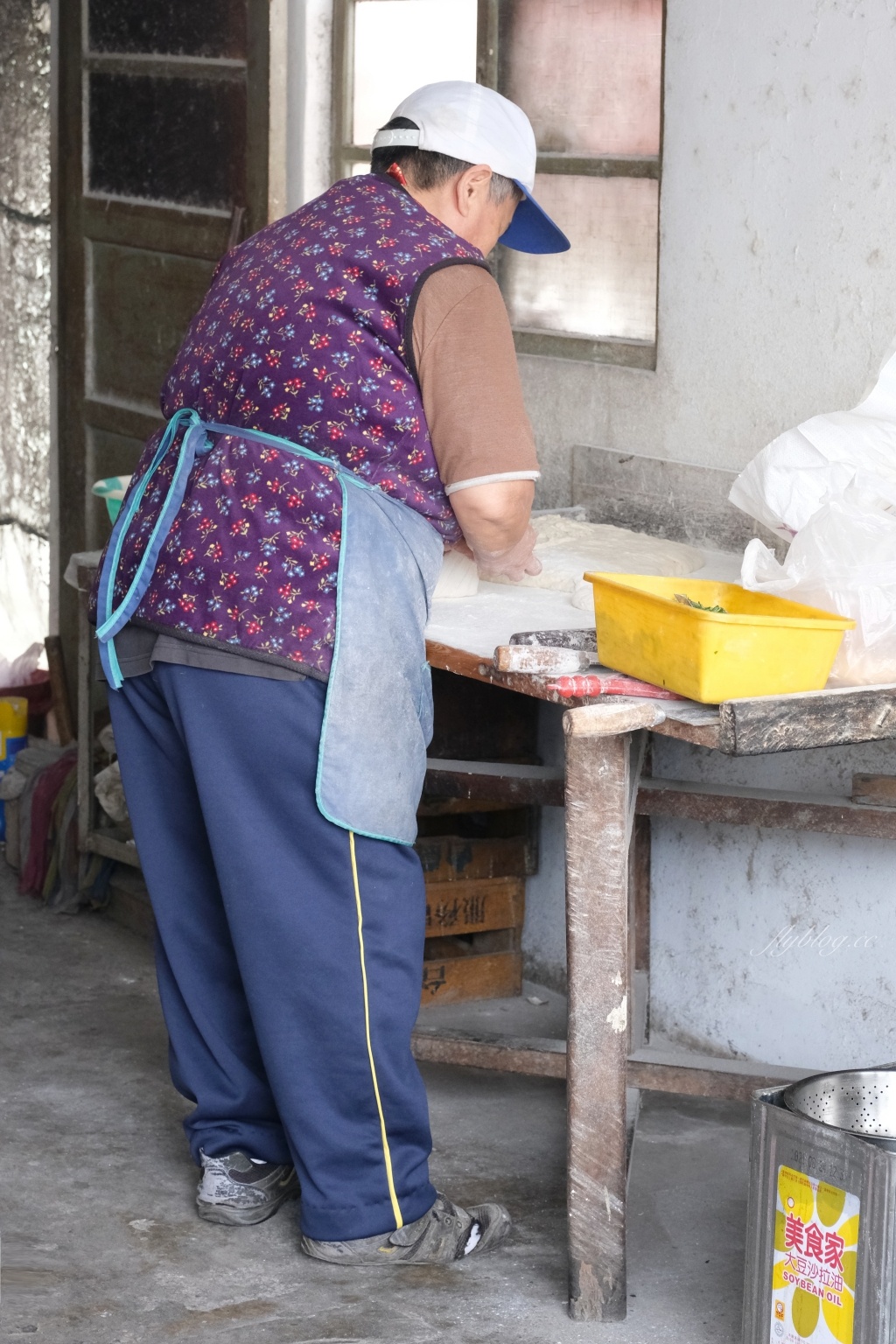 台中后里｜山東蔥油餅．位於低調的民宅內，在地人才知道的韭菜盒子蔥油餅 @飛天璇的口袋
