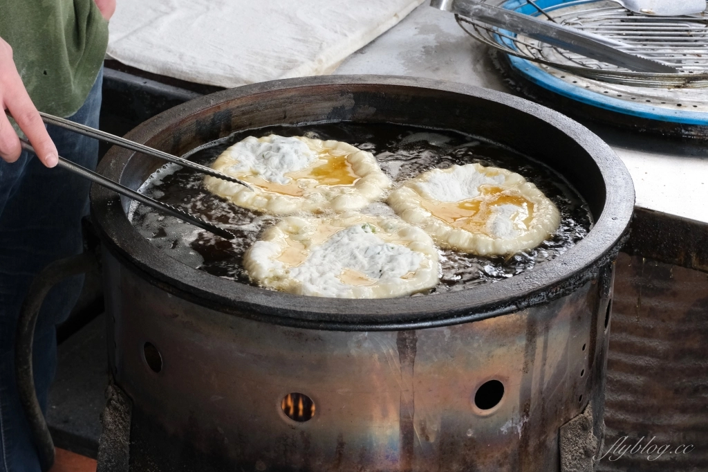 台中后里｜山東蔥油餅．位於低調的民宅內，在地人才知道的韭菜盒子蔥油餅 @飛天璇的口袋