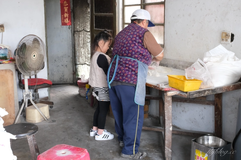 台中后里｜山東蔥油餅．位於低調的民宅內，在地人才知道的韭菜盒子蔥油餅 @飛天璇的口袋