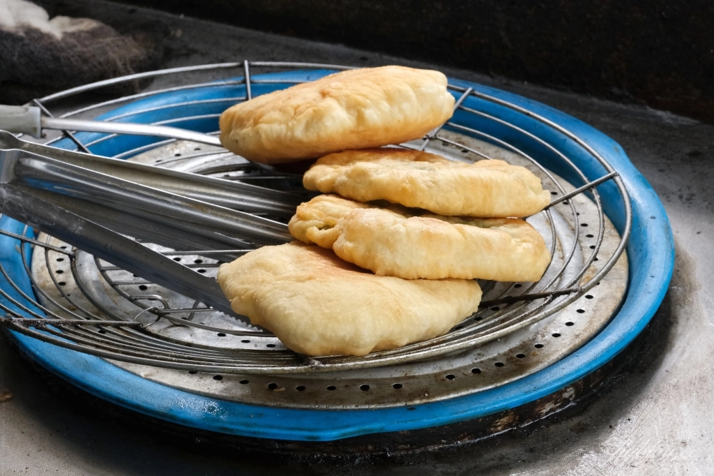 台中后里｜山東蔥油餅．位於低調的民宅內，在地人才知道的韭菜盒子蔥油餅 @飛天璇的口袋