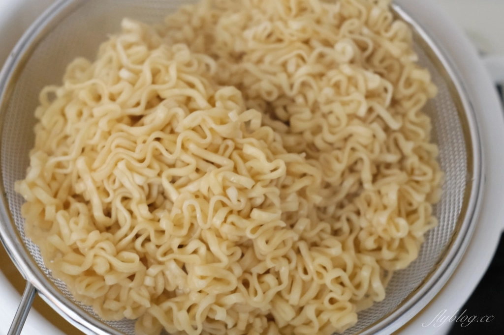 泰國炒泡麵做法｜泰國必買的媽媽麵，一包不到10元的「泰國炒泡麵」煮一餐 @飛天璇的口袋
