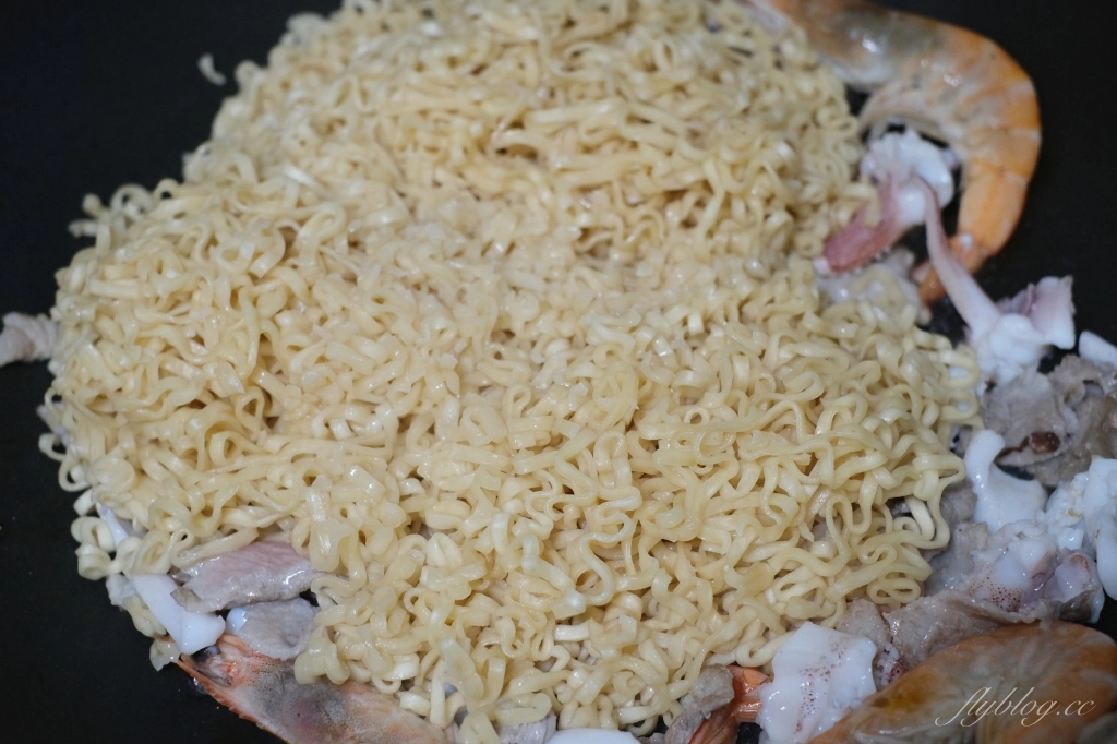 泰國炒泡麵做法｜泰國必買的媽媽麵，一包不到10元的「泰國炒泡麵」煮一餐 @飛天璇的口袋