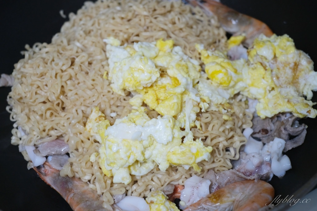 泰國炒泡麵做法｜泰國必買的媽媽麵，一包不到10元的「泰國炒泡麵」煮一餐 @飛天璇的口袋