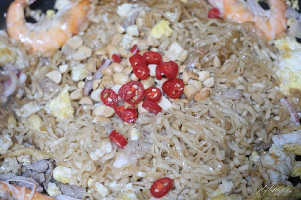 泰國炒泡麵做法｜泰國必買的媽媽麵，一包不到10元的「泰國炒泡麵」煮一餐 @飛天璇的口袋