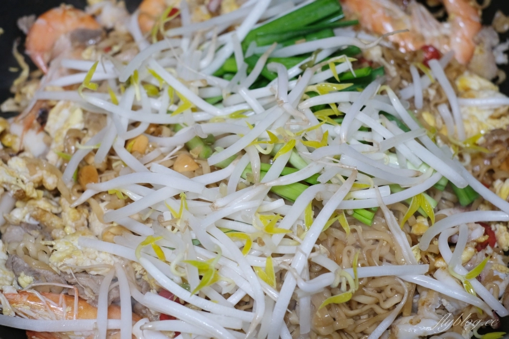 泰國炒泡麵做法｜泰國必買的媽媽麵，一包不到10元的「泰國炒泡麵」煮一餐 @飛天璇的口袋