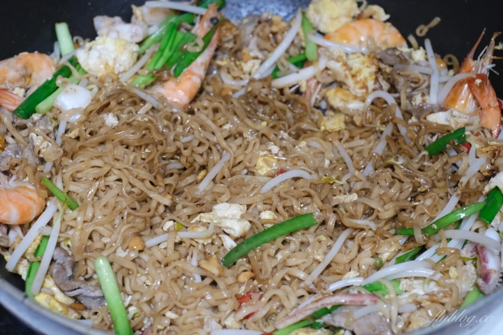 泰國炒泡麵做法｜泰國必買的媽媽麵，一包不到10元的「泰國炒泡麵」煮一餐 @飛天璇的口袋