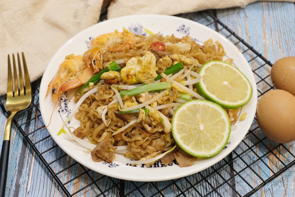泰國炒泡麵做法｜泰國必買的媽媽麵，一包不到10元的「泰國炒泡麵」煮一餐 @飛天璇的口袋