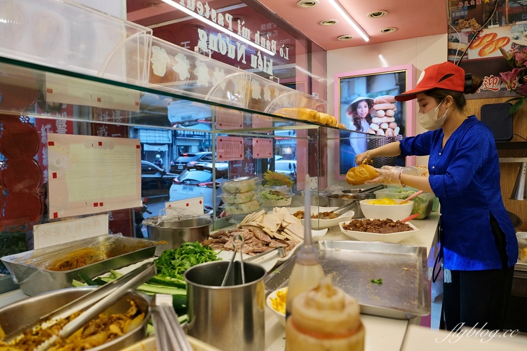 台中中區｜台中越南法國麵包工藝．台中第二市場超火紅，排隊的越南法國麵包專賣店 @飛天璇的口袋