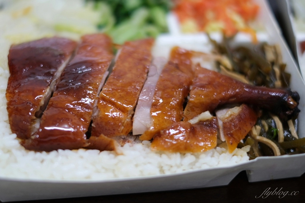 台中南屯｜十八燒燒臘便當，香港人開的燒臘專賣店，五寶飯份量滿滿超有誠意 @飛天璇的口袋