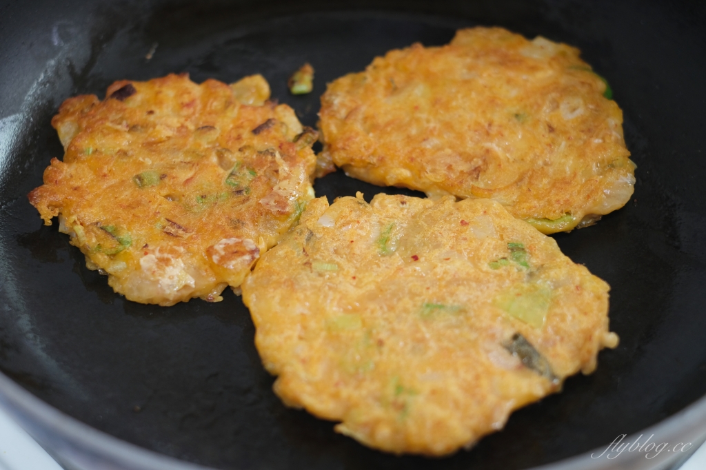 韓式煎餅做法｜複刻尹食堂2裡的泡菜鮪魚煎餅，這樣做的韓式煎餅做法酥脆好吃 @飛天璇的口袋