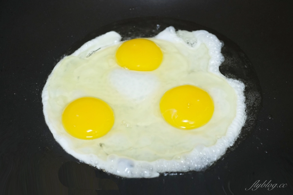 蝦仁蛋炒飯做法｜這樣的「蝦仁炒飯食譜」，米飯粒粒分明 入口充滿蛋香和醬香 @飛天璇的口袋