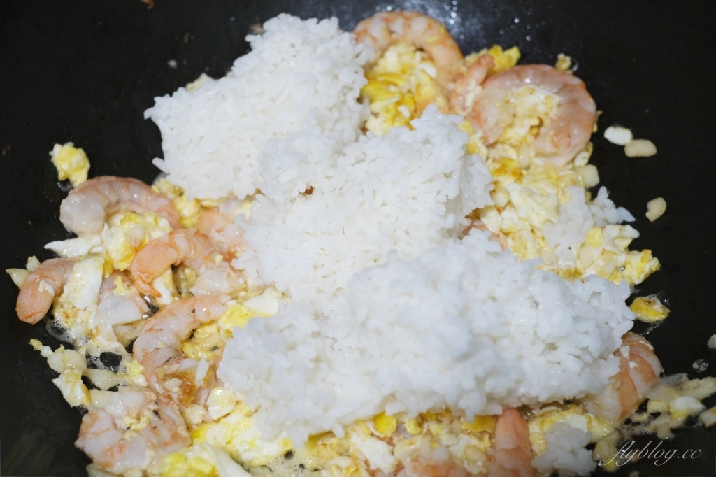 蝦仁蛋炒飯做法｜這樣的「蝦仁炒飯食譜」，米飯粒粒分明 入口充滿蛋香和醬香 @飛天璇的口袋