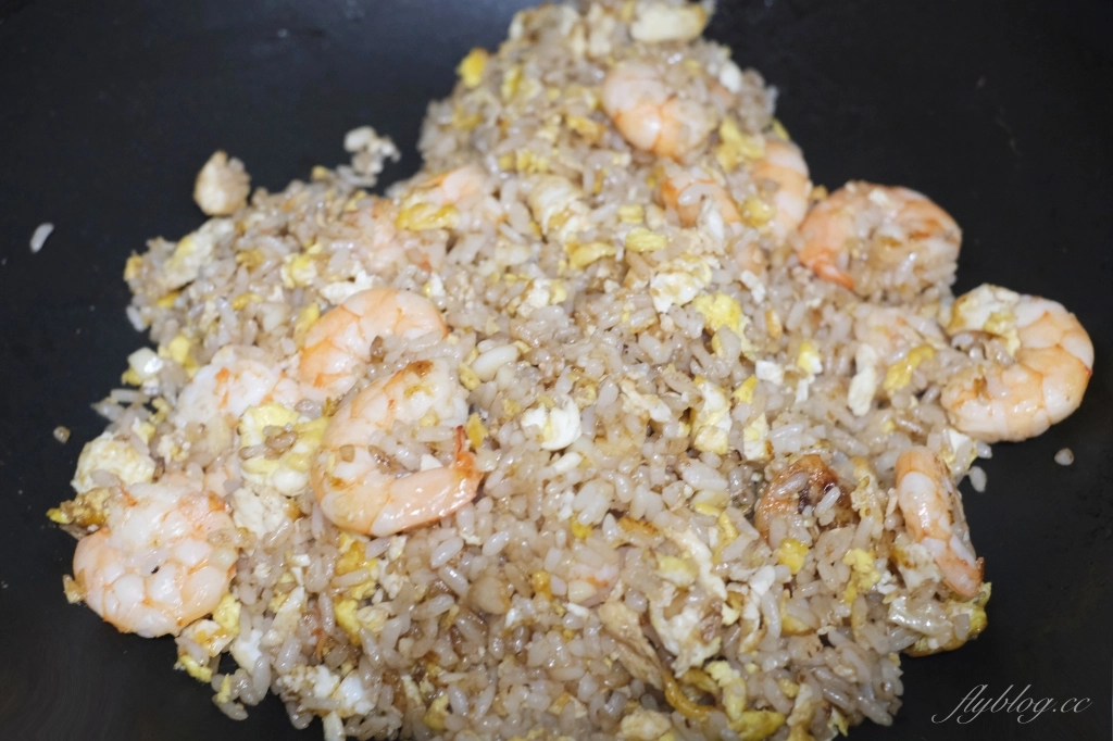 蝦仁蛋炒飯做法｜這樣的「蝦仁炒飯食譜」，米飯粒粒分明 入口充滿蛋香和醬香 @飛天璇的口袋