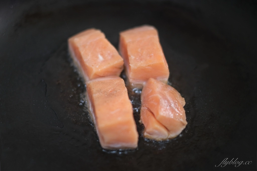 【食譜分享】鮭魚炊飯食譜 用電鍋就可以煮一道美味又營養的日式炊飯做法 @飛天璇的口袋