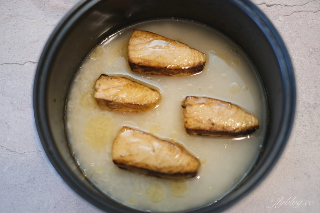 【食譜分享】鮭魚炊飯食譜 用電鍋就可以煮一道美味又營養的日式炊飯做法 @飛天璇的口袋