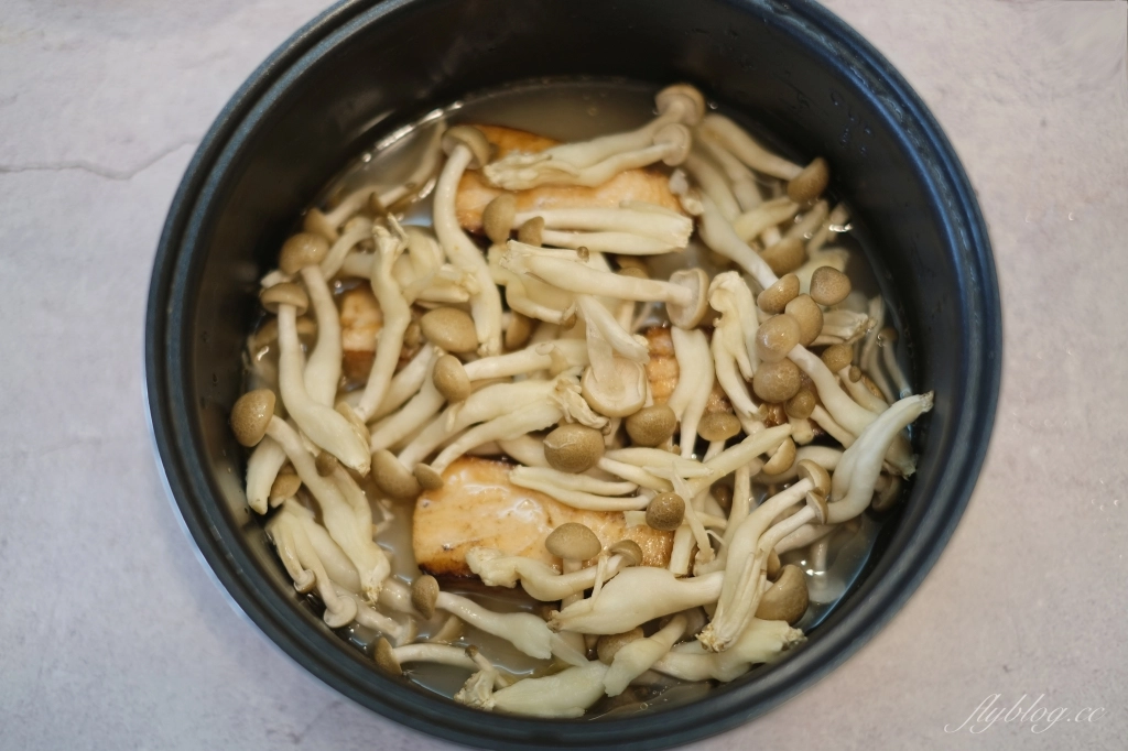 【食譜分享】鮭魚炊飯食譜 用電鍋就可以煮一道美味又營養的日式炊飯做法 @飛天璇的口袋