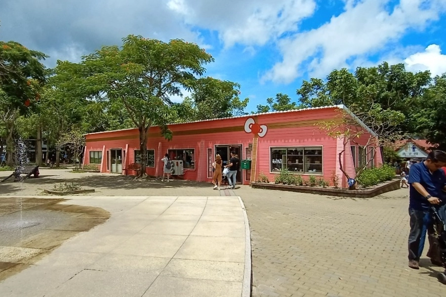 台東卑南｜初鹿牧場，幅員遼闊的親子旅遊景點，滾草區、餵食區、動物區、森林浴區 @飛天璇的口袋