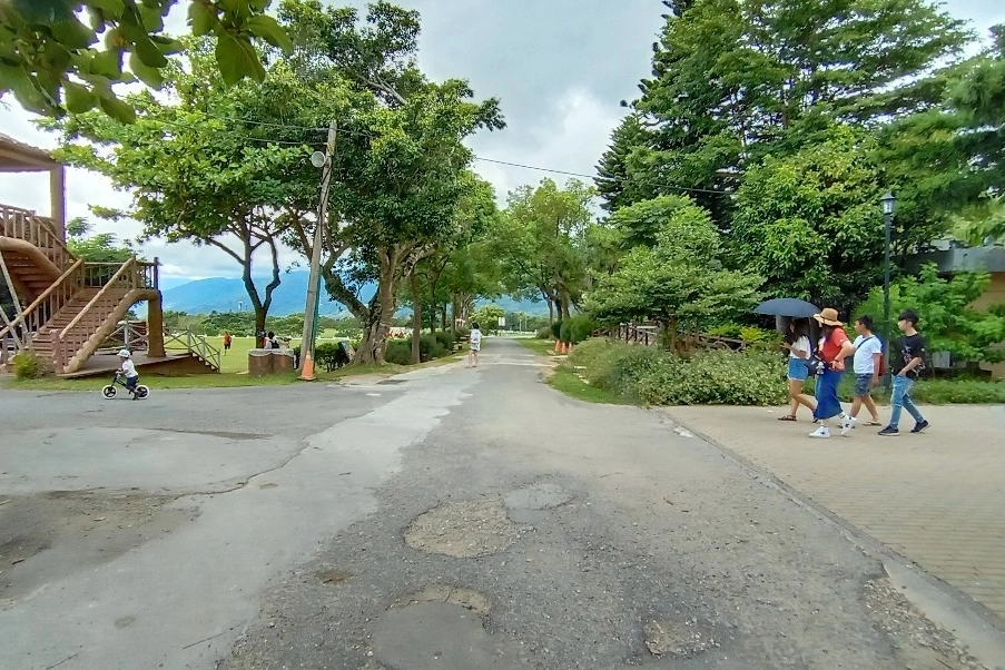 台東卑南｜初鹿牧場，幅員遼闊的親子旅遊景點，滾草區、餵食區、動物區、森林浴區 @飛天璇的口袋