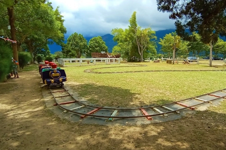 台東卑南｜初鹿牧場，幅員遼闊的親子旅遊景點，滾草區、餵食區、動物區、森林浴區 @飛天璇的口袋