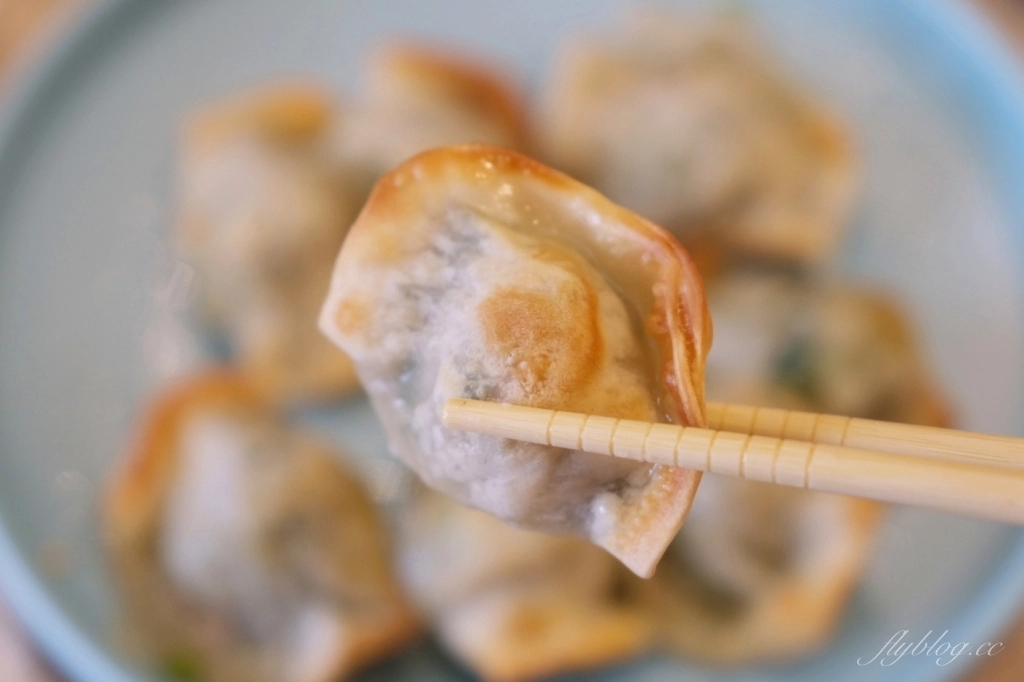 食譜分享｜氣炸鍋煎餃做法，免解凍！不用10分鐘，一盤酥脆煎餃上桌了 @飛天璇的口袋