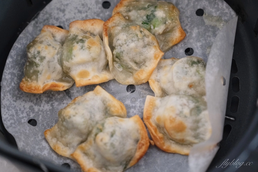 食譜分享｜氣炸鍋煎餃做法，免解凍！不用10分鐘，一盤酥脆煎餃上桌了 @飛天璇的口袋