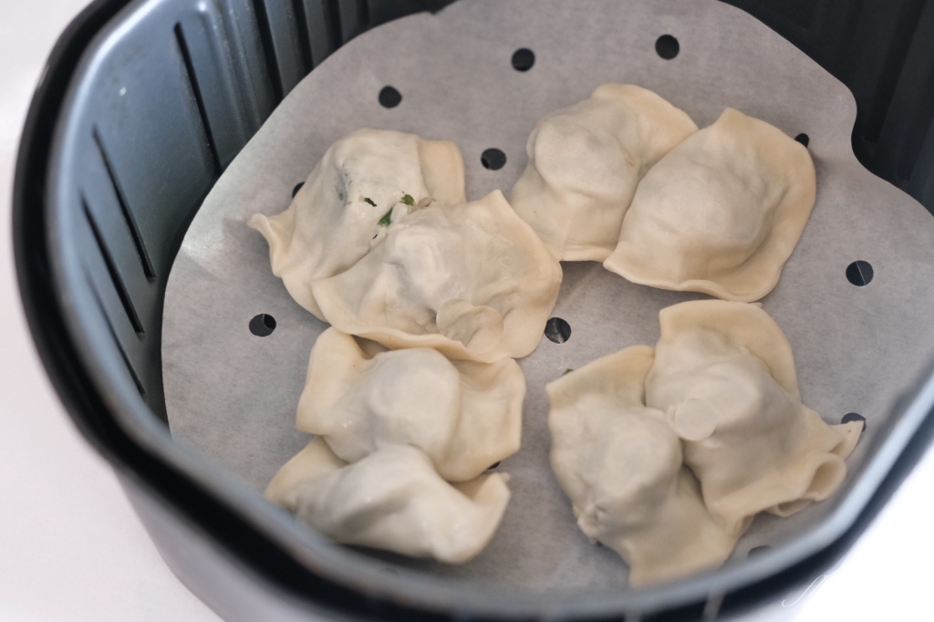 食譜分享｜氣炸鍋煎餃做法，免解凍！不用10分鐘，一盤酥脆煎餃上桌了 @飛天璇的口袋