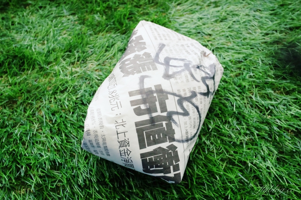 台中太平｜臻味登早餐．太平超狂控肉飯糰，用報紙包的超大飯糰，必點爌肉加雞腿 @飛天璇的口袋