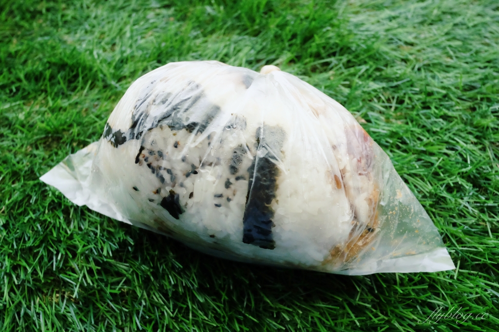 台中太平｜臻味登早餐．太平超狂控肉飯糰，用報紙包的超大飯糰，必點爌肉加雞腿 @飛天璇的口袋