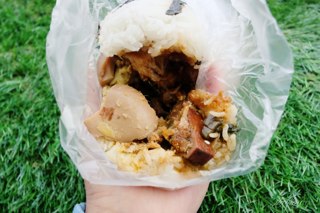 台中太平｜臻味登早餐．太平超狂控肉飯糰，用報紙包的超大飯糰，必點爌肉加雞腿 @飛天璇的口袋