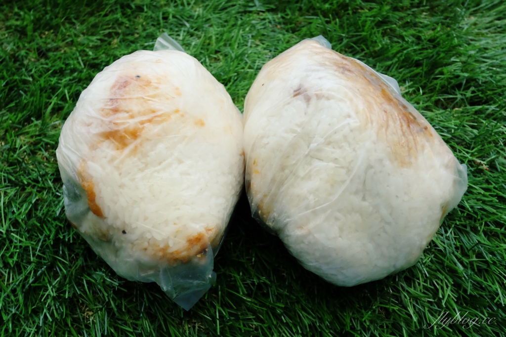 台中太平｜臻味登早餐．太平超狂控肉飯糰，用報紙包的超大飯糰，必點爌肉加雞腿 @飛天璇的口袋