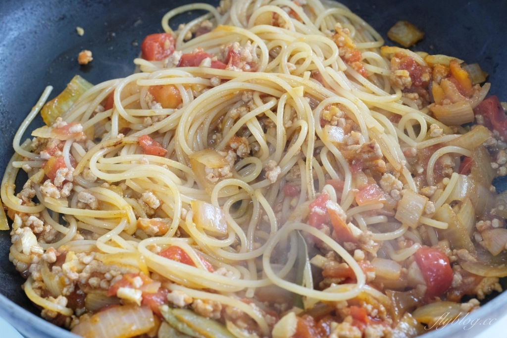 食譜分享｜番茄肉醬義大利麵做法，最簡單的紅醬義大利麵，第一次煮義大利麵就上手 @飛天璇的口袋