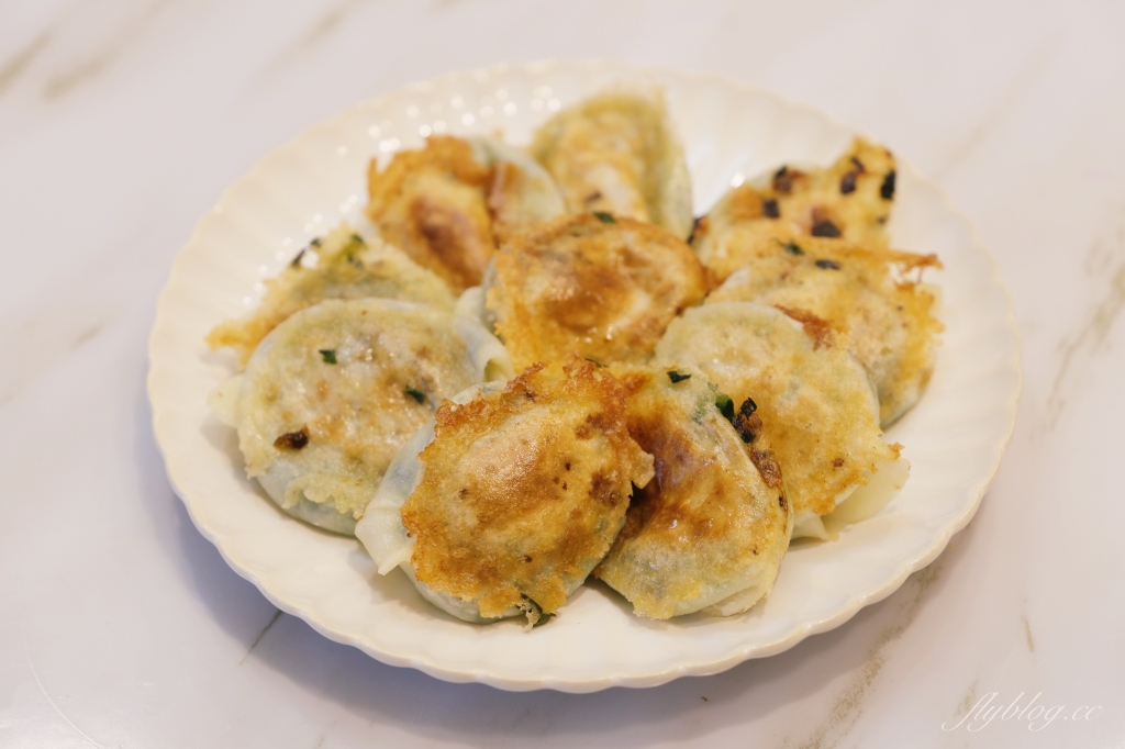 西屯路無名水煎包｜下午時分一開始營業就出現排隊人潮的無名水煎包 @飛天璇的口袋