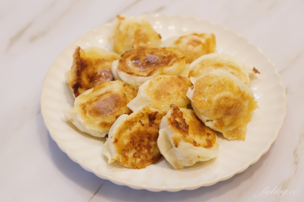 西屯路無名水煎包｜下午時分一開始營業就出現排隊人潮的無名水煎包 @飛天璇的口袋