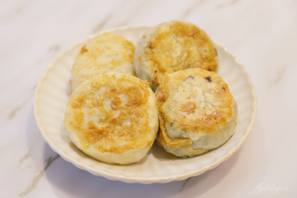 西屯路無名水煎包｜下午時分一開始營業就出現排隊人潮的無名水煎包 @飛天璇的口袋