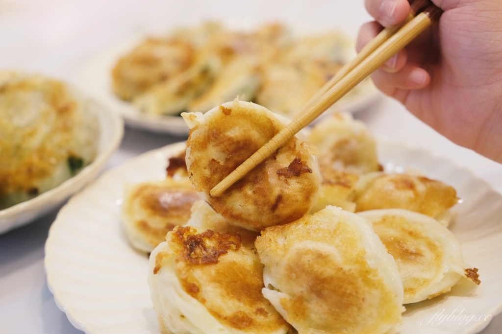 西屯路無名水煎包｜下午時分一開始營業就出現排隊人潮的無名水煎包 @飛天璇的口袋