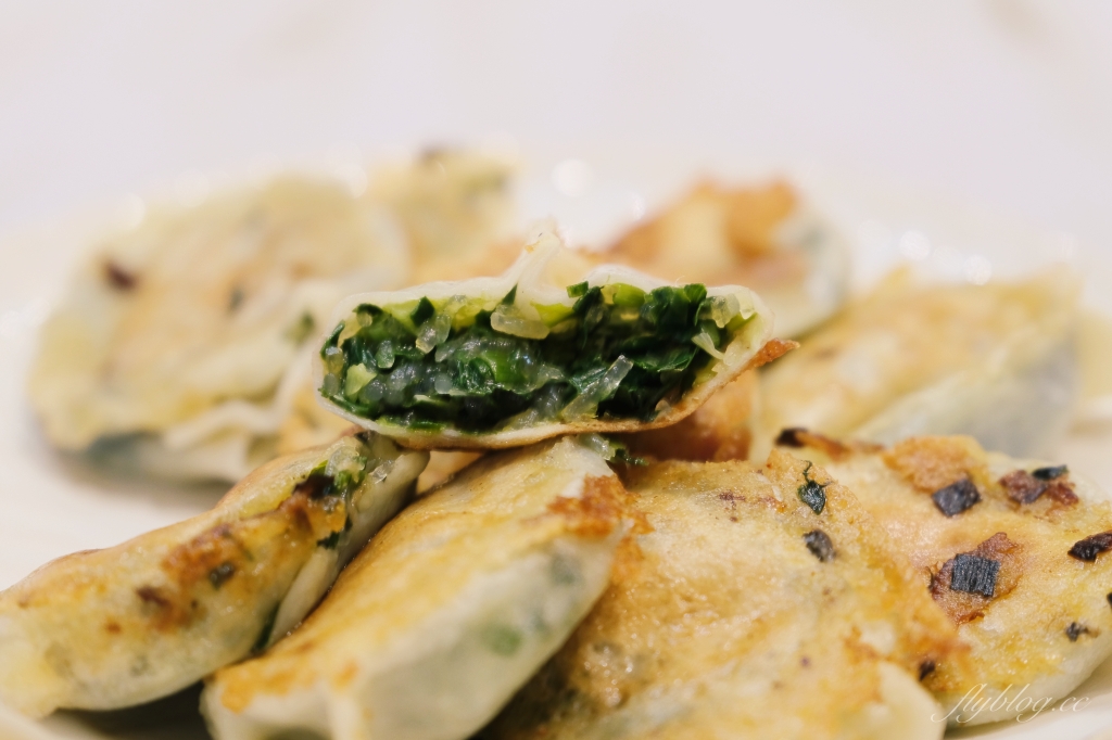 西屯路無名水煎包｜下午時分一開始營業就出現排隊人潮的無名水煎包 @飛天璇的口袋