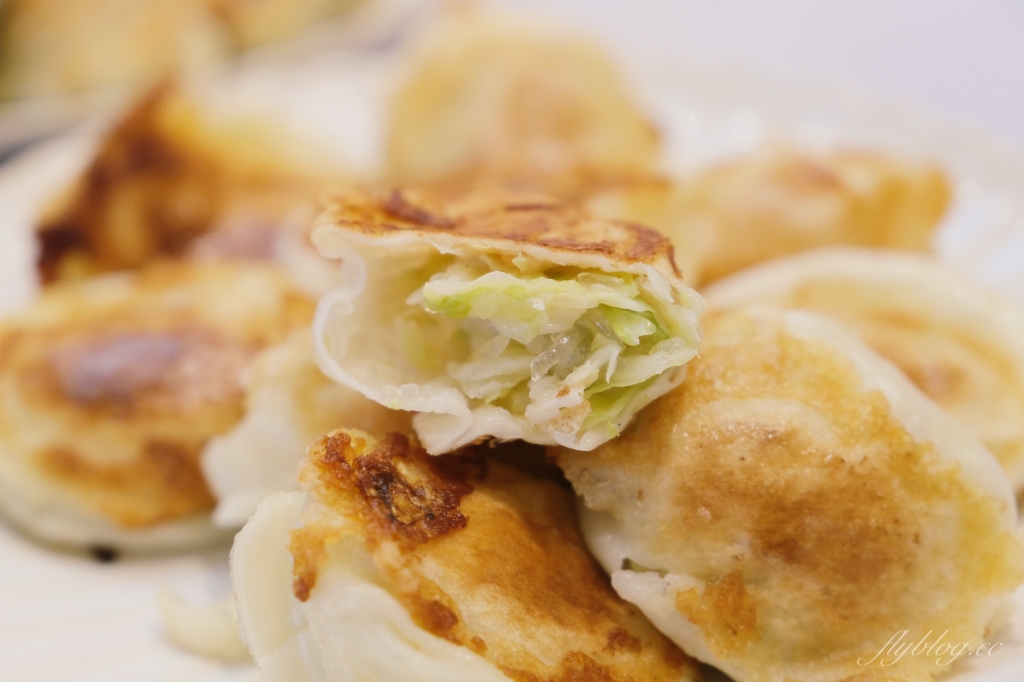 西屯路無名水煎包｜下午時分一開始營業就出現排隊人潮的無名水煎包 @飛天璇的口袋