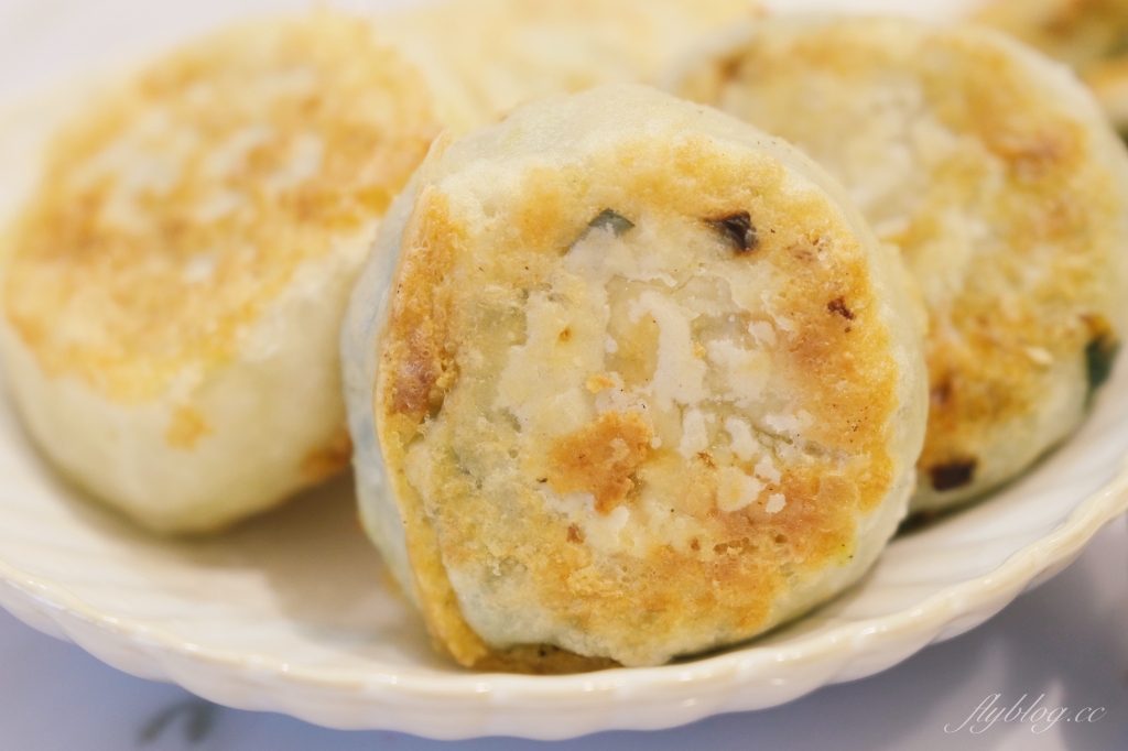 西屯路無名水煎包｜下午時分一開始營業就出現排隊人潮的無名水煎包 @飛天璇的口袋