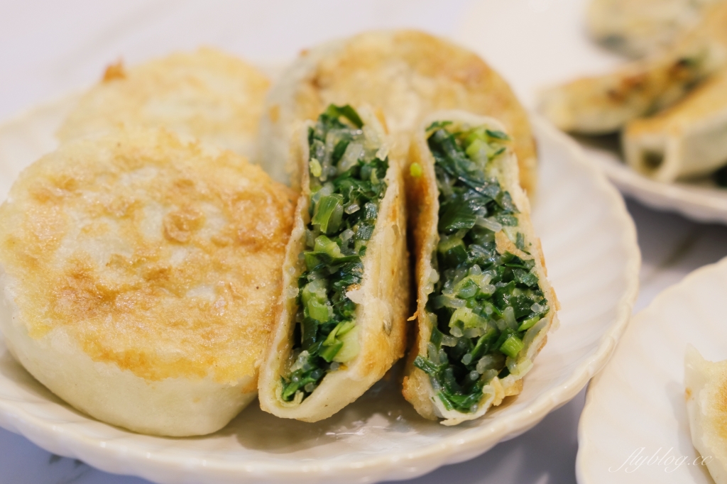 西屯路無名水煎包｜下午時分一開始營業就出現排隊人潮的無名水煎包 @飛天璇的口袋